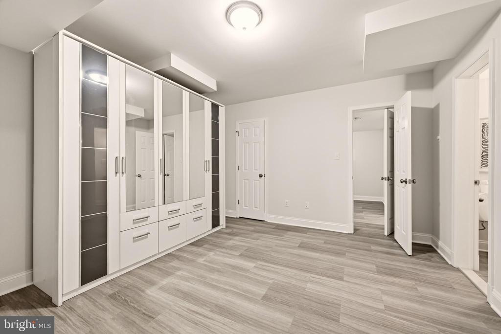 3211 FARMINGTON DRIVE