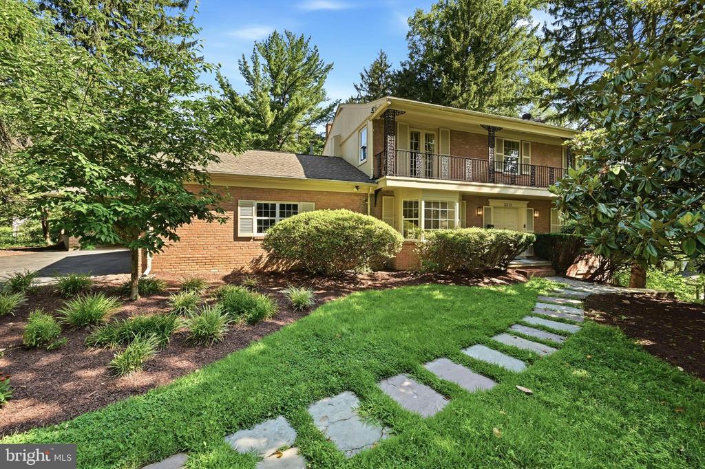 3211 FARMINGTON DRIVE