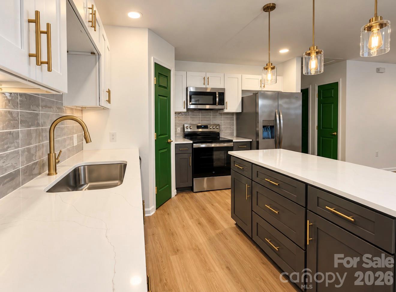 521 Castlewood Circle