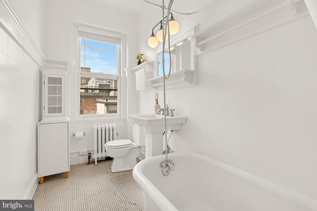 1725 17TH STREET NW Unit: 405