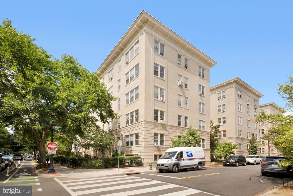 1725 17TH STREET NW Unit: 405