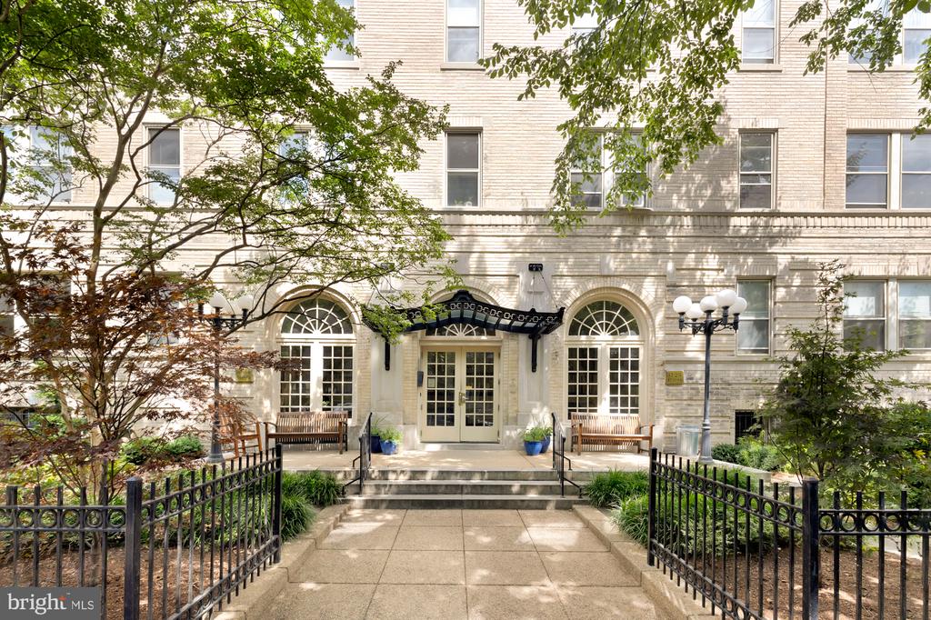 1725 17TH STREET NW Unit: 405