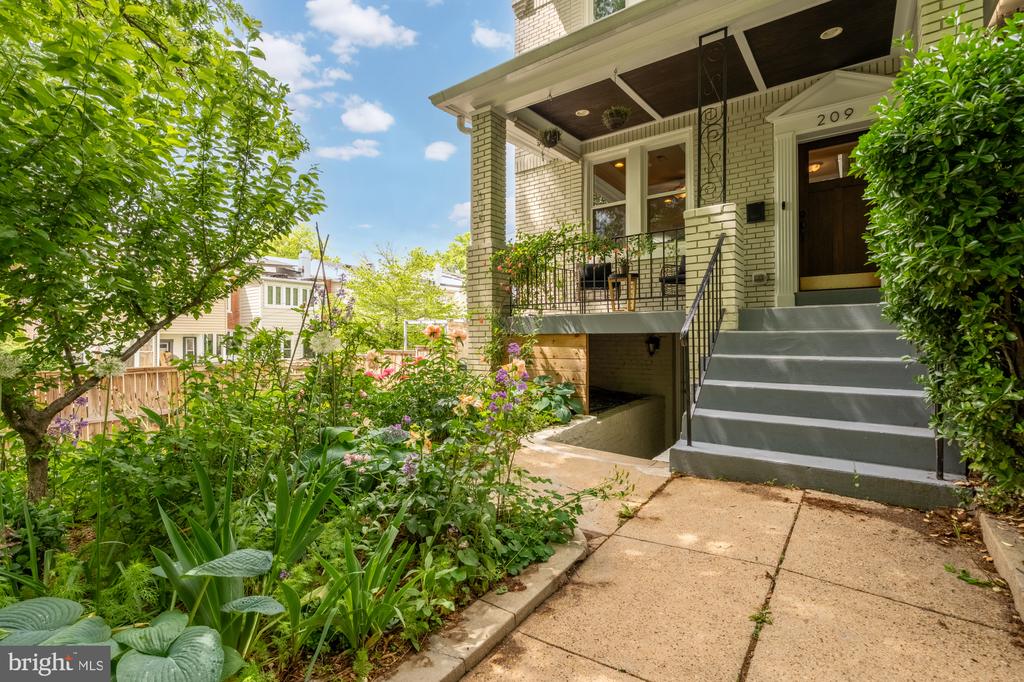 209 TAYLOR STREET NW