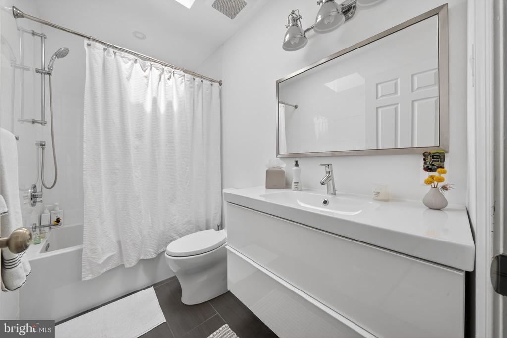4625 MACARTHUR BOULEVARD NW Unit: B
