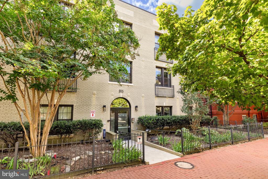 315 G STREET NE Unit: 201