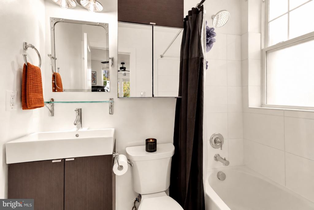 315 G STREET NE Unit: 201