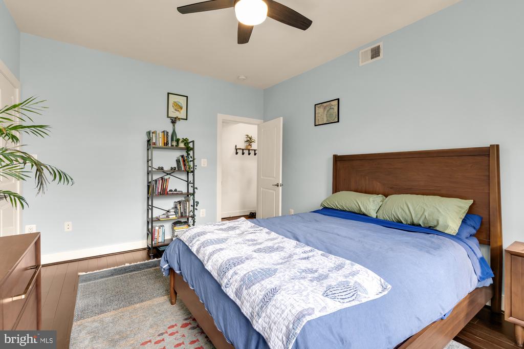 315 G STREET NE Unit: 201