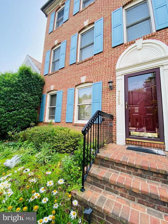 725 CHESTERTOWN STREET