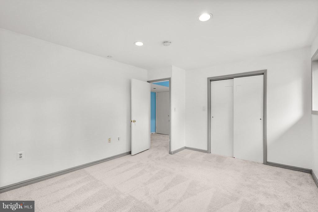 8 GLAZEBROOK COURT