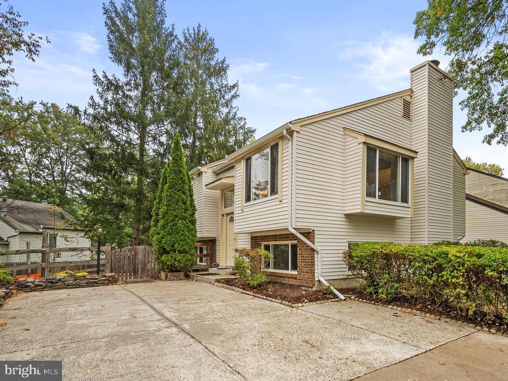 8 GLAZEBROOK COURT