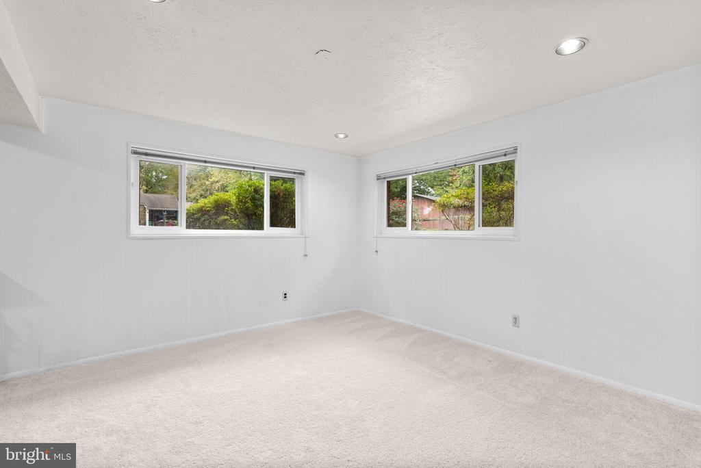 8 GLAZEBROOK COURT