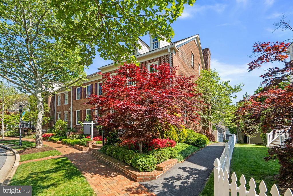 3 KENT GARDENS CIRCLE