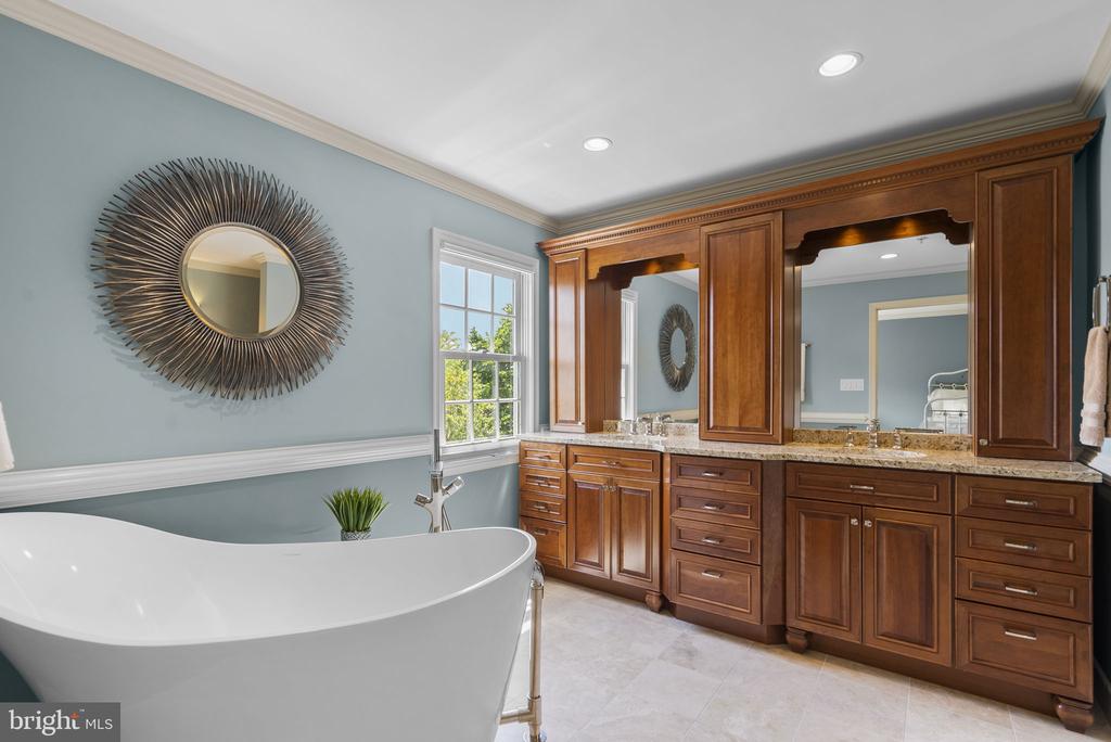 3 KENT GARDENS CIRCLE