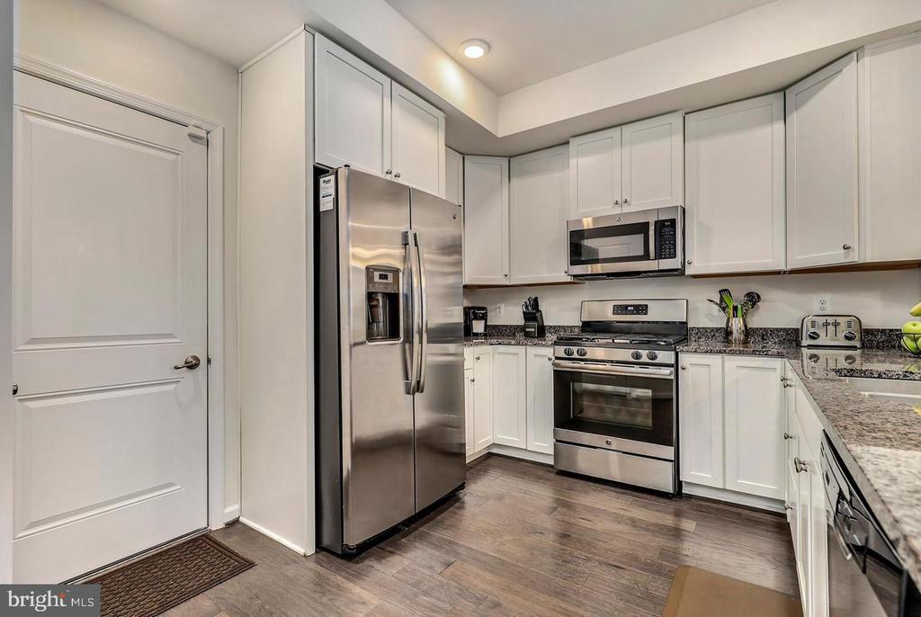10110 DORSEY LANE Unit: 56 204 J