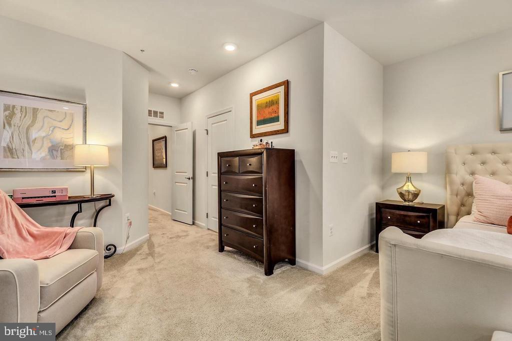 10110 DORSEY LANE Unit: 56 204 J