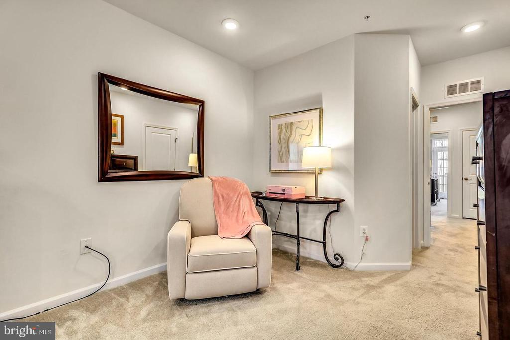 10110 DORSEY LANE Unit: 56 204 J