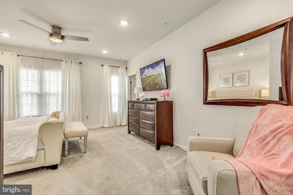 10110 DORSEY LANE Unit: 56 204 J