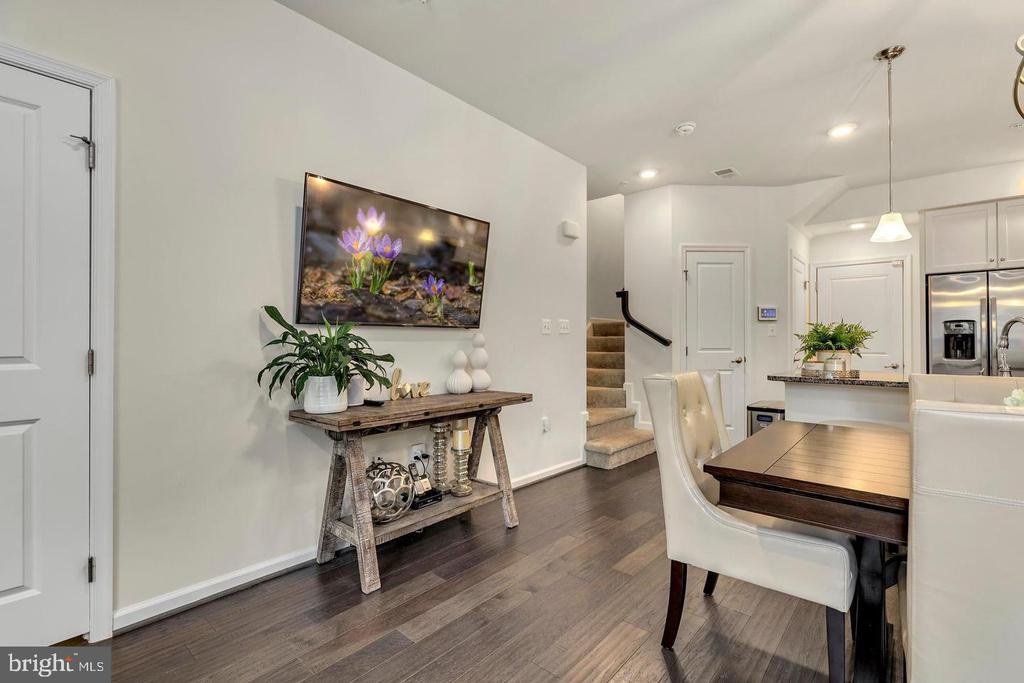 10110 DORSEY LANE Unit: 56 204 J