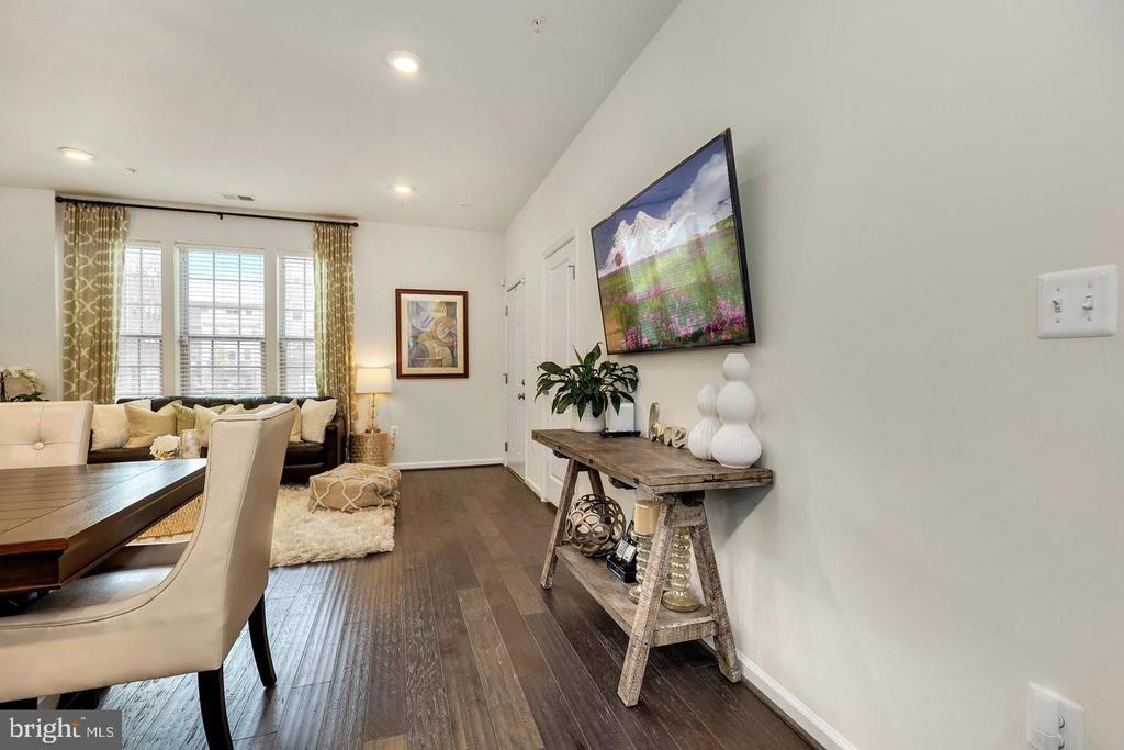 10110 DORSEY LANE Unit: 56 204 J