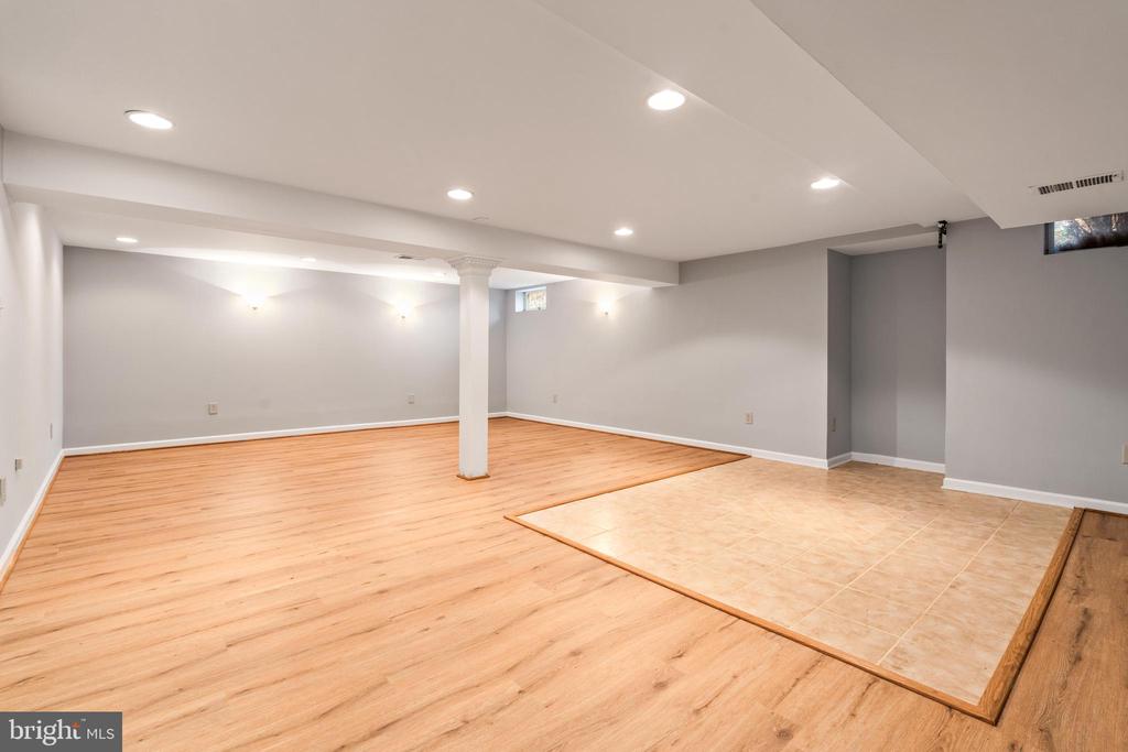 8107 HOLLYGATE DRIVE