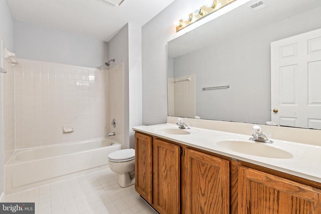 8107 HOLLYGATE DRIVE