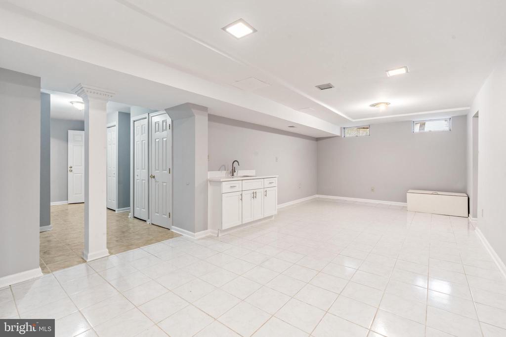 8107 HOLLYGATE DRIVE
