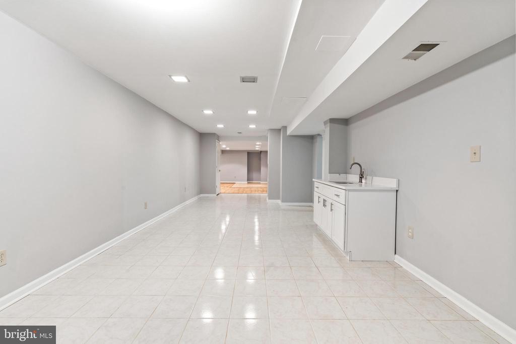 8107 HOLLYGATE DRIVE
