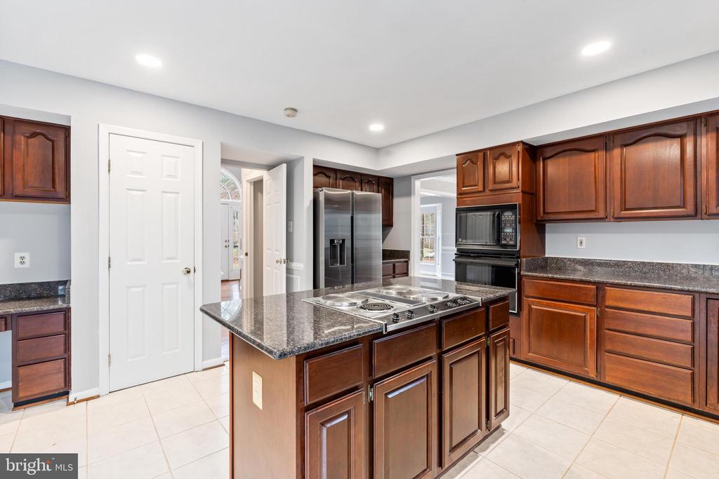 8107 HOLLYGATE DRIVE