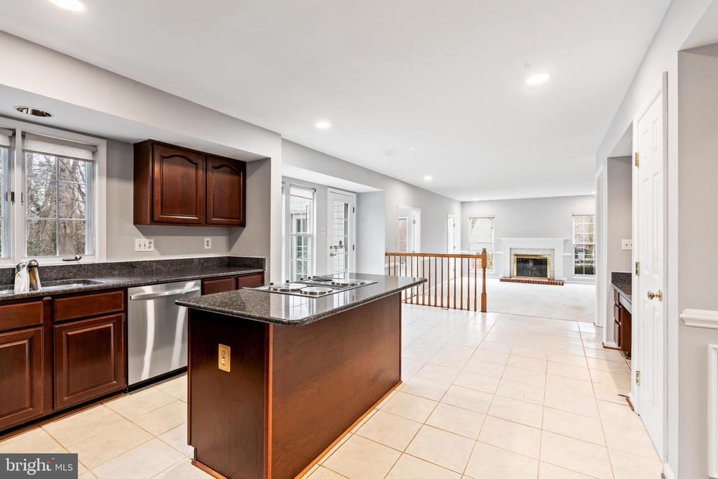 8107 HOLLYGATE DRIVE