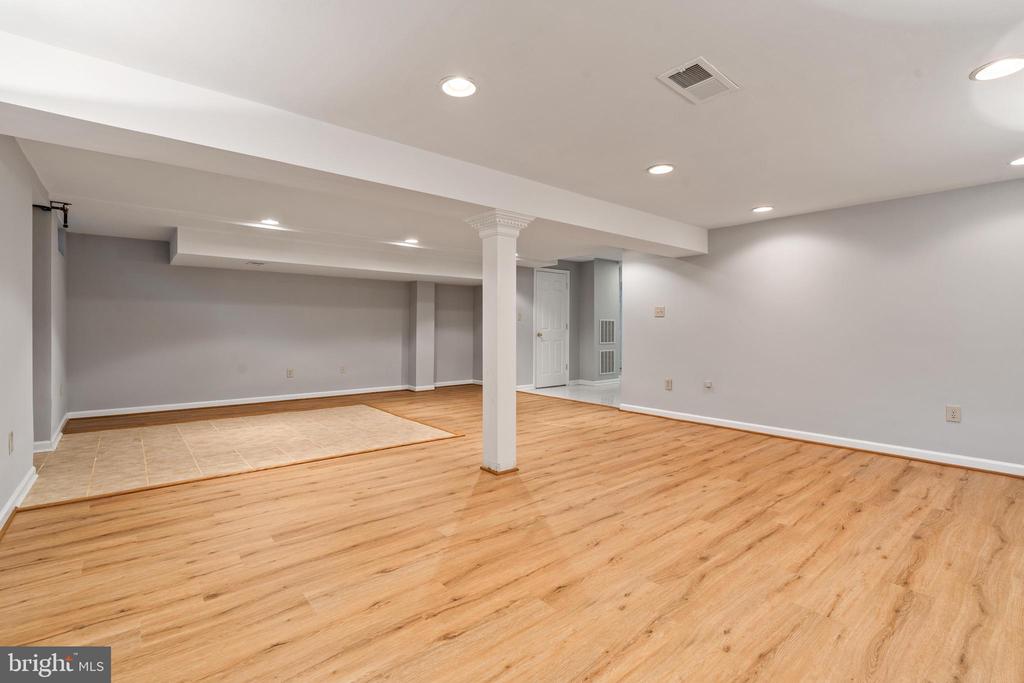 8107 HOLLYGATE DRIVE