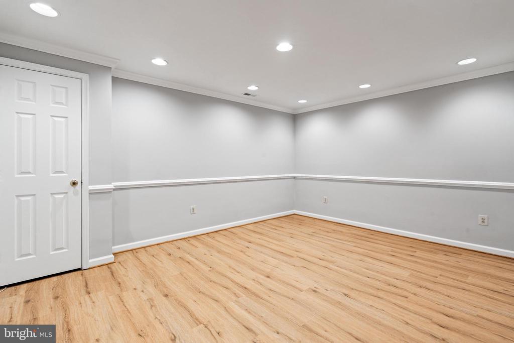 8107 HOLLYGATE DRIVE