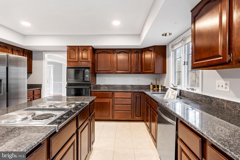 8107 HOLLYGATE DRIVE