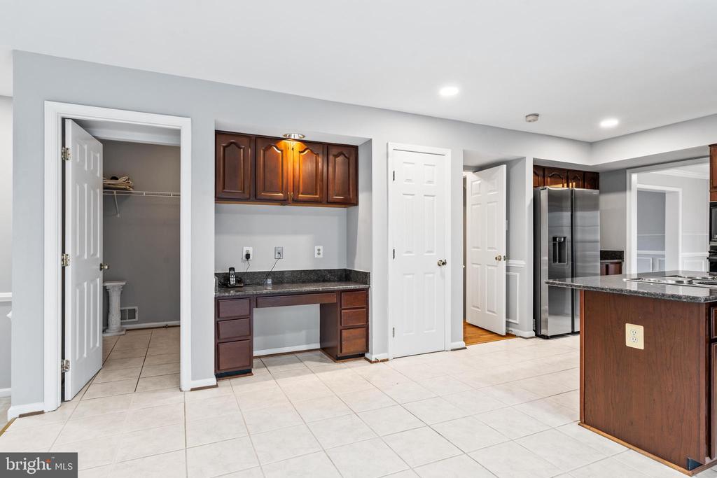 8107 HOLLYGATE DRIVE