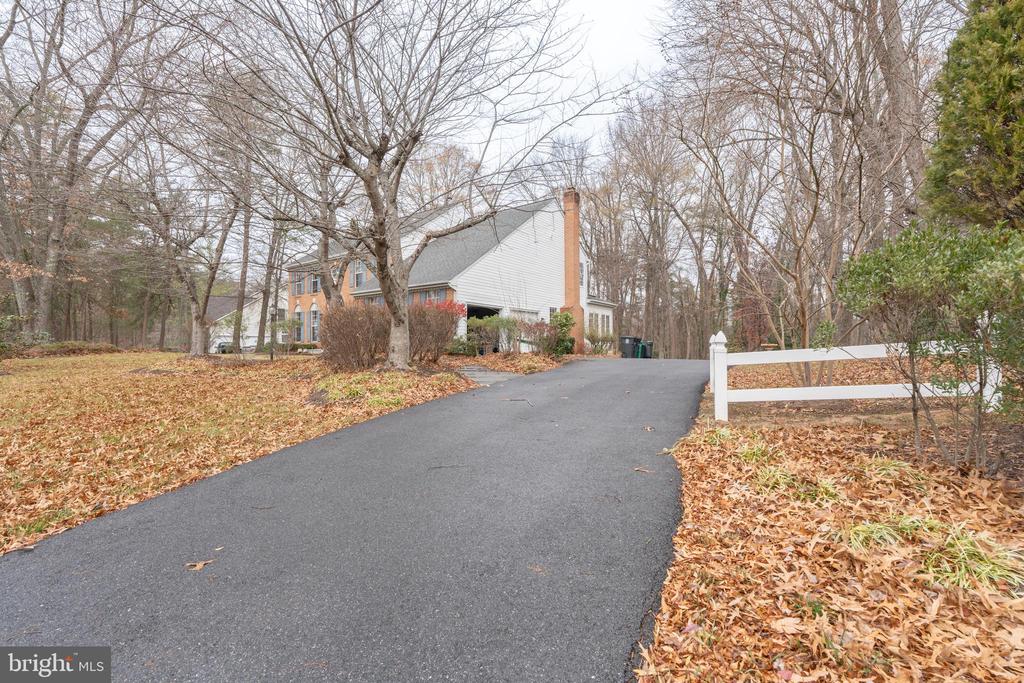 8107 HOLLYGATE DRIVE