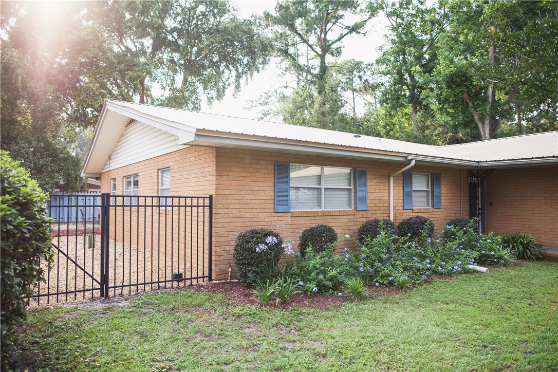 3251 Dogwood Ave