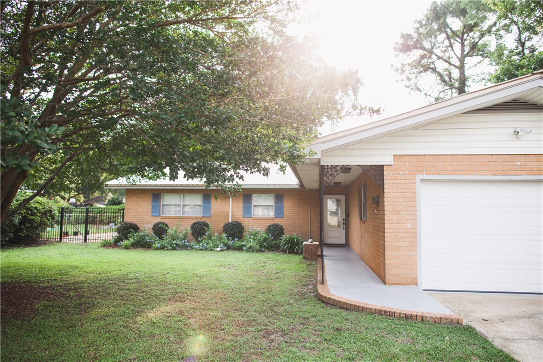 3251 Dogwood Ave