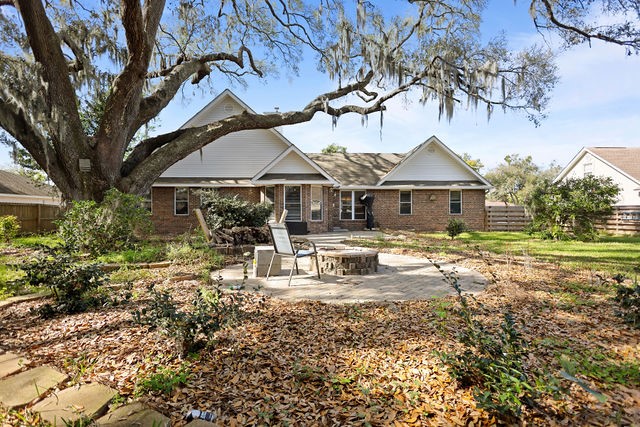 123 Stately Oaks Circle