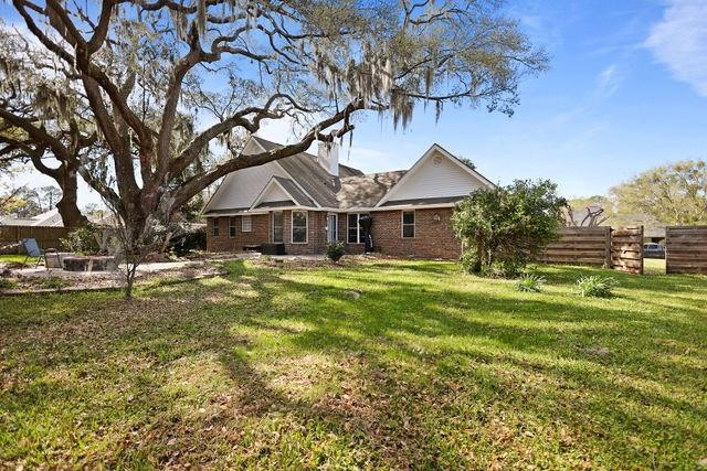 123 Stately Oaks Circle