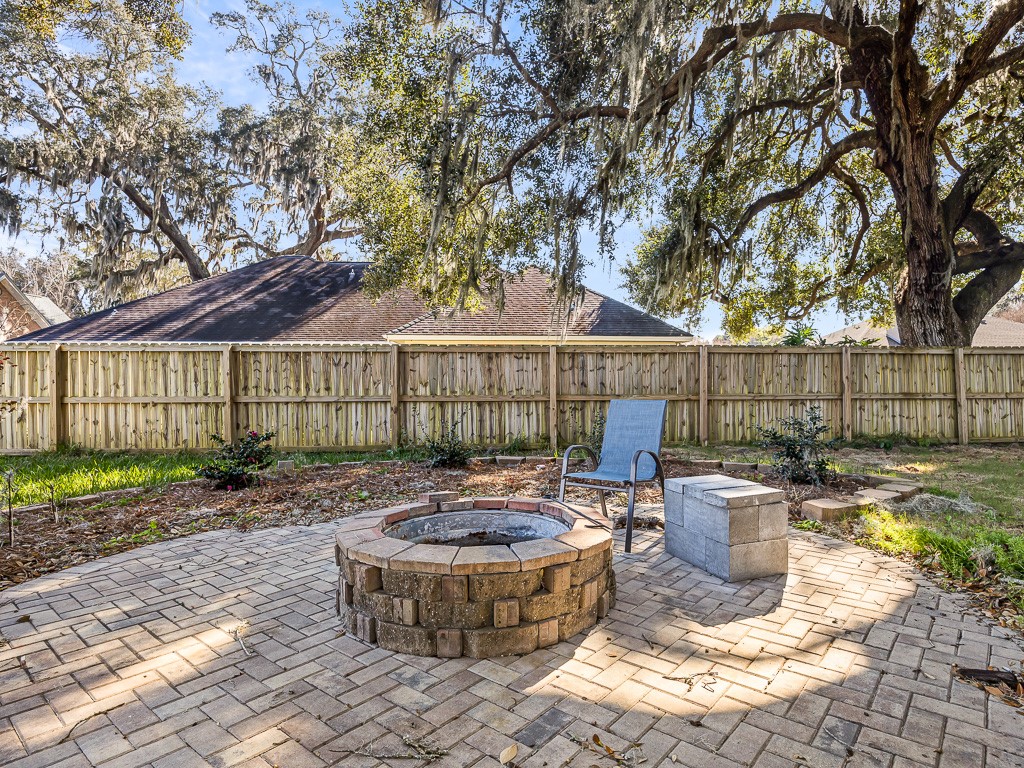 123 Stately Oaks Circle