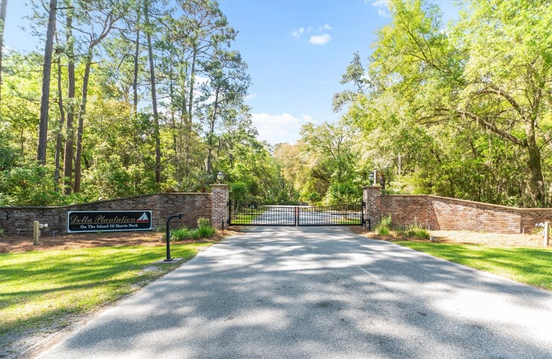 1045 River Club Road NE