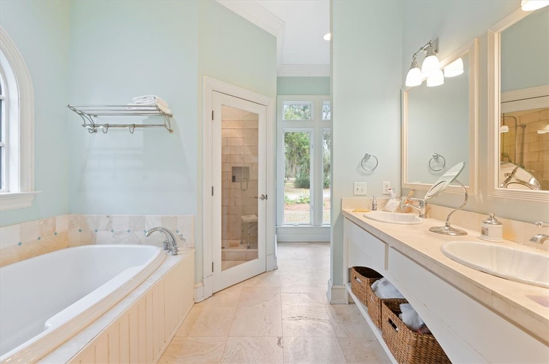 1045 River Club Road NE