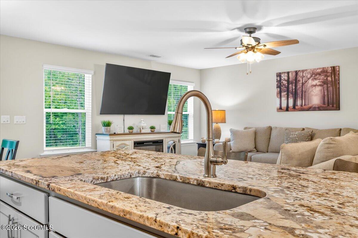 10050 Woodland Cove