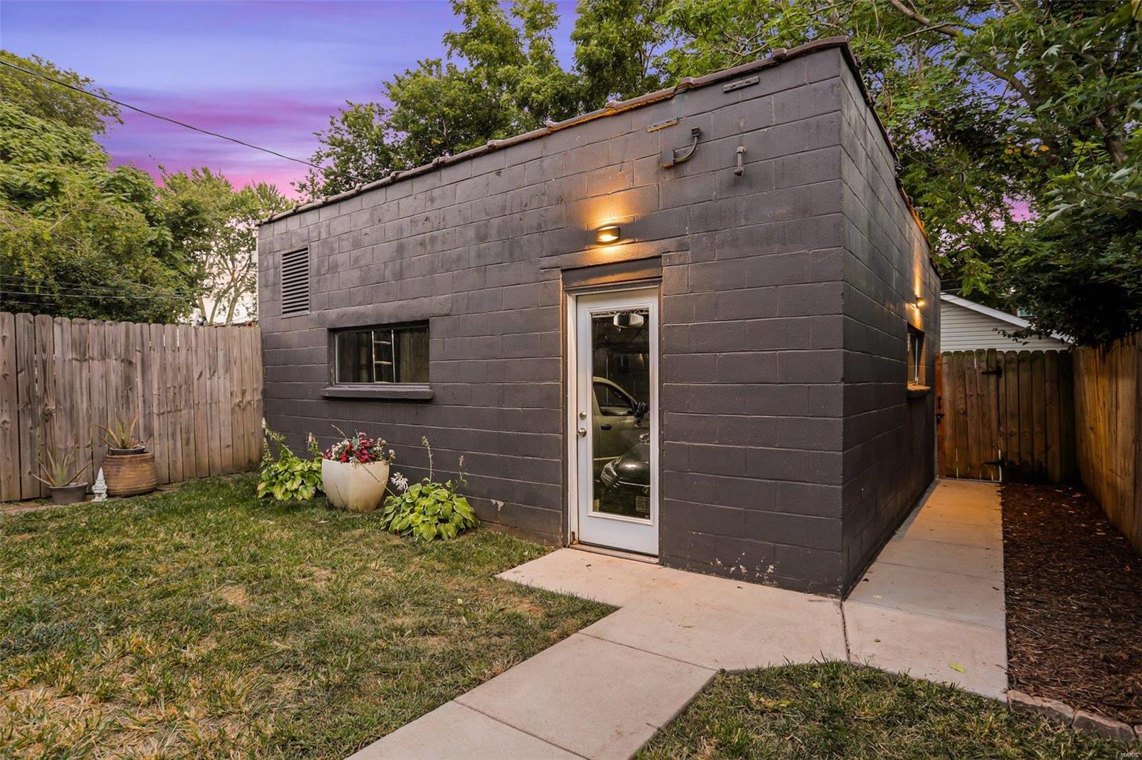 3944 De Tonty Street