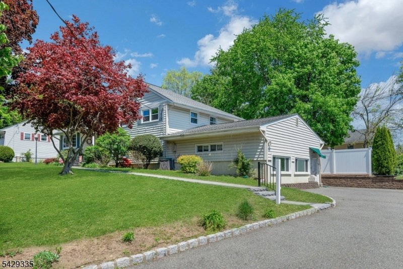 15 Maxine Dr