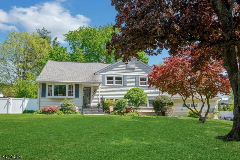 15 Maxine Dr