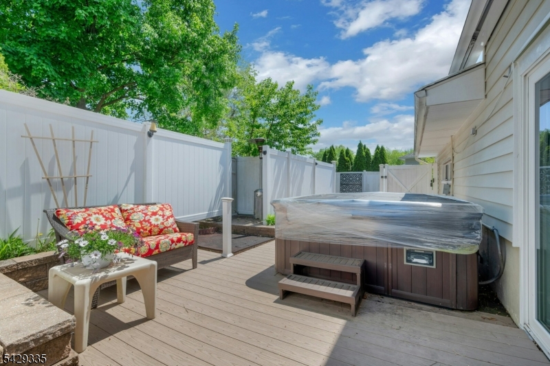 15 Maxine Dr