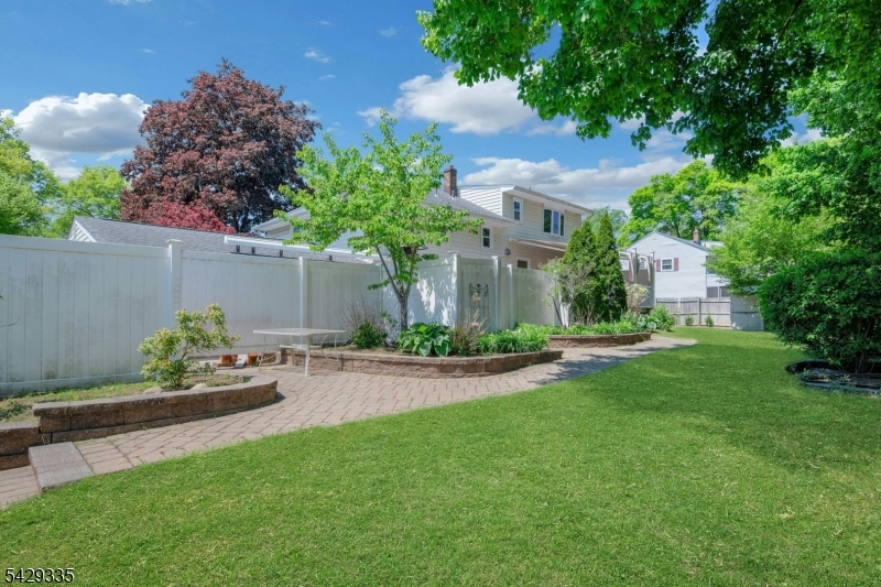 15 Maxine Dr