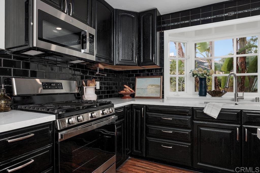 1583 Avenida De Los Lirios