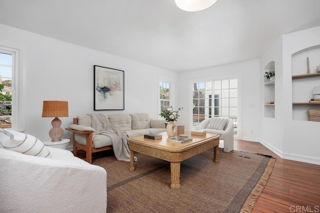 1583 Avenida De Los Lirios