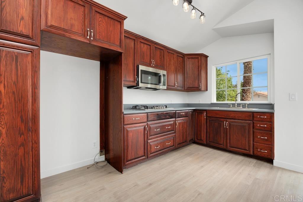 1583 Avenida De Los Lirios